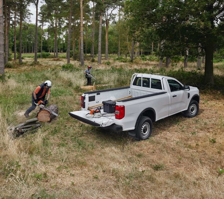 ford raptor eu 01_P703_XL_Ext_Rr_7_8_Elevated_Static_Talent_3 9x8 1200x1066 sog
