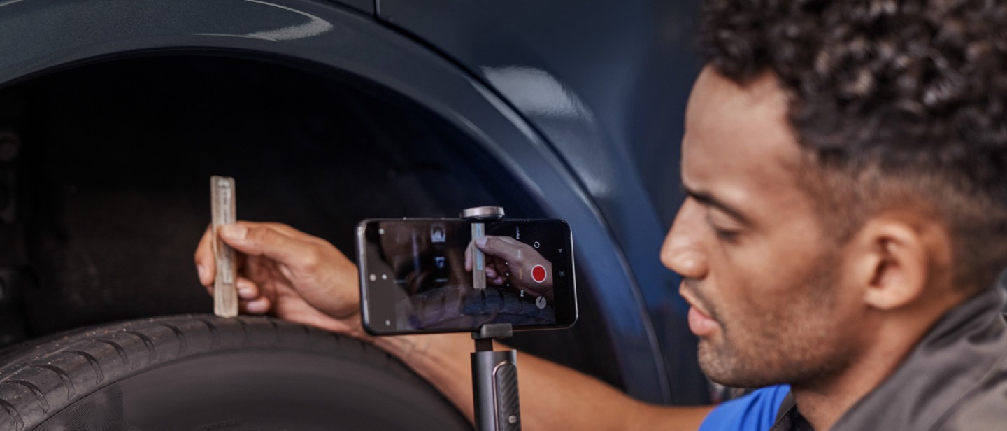 ford eu bb 2160x925 service Kuga_FHEV_chroma_blue_technician_filming_a_Video