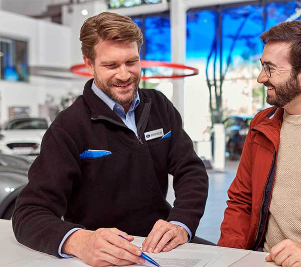 ford servicing eu man_with_dog 21x9 2160x925 bb Features Desktop man walking dog