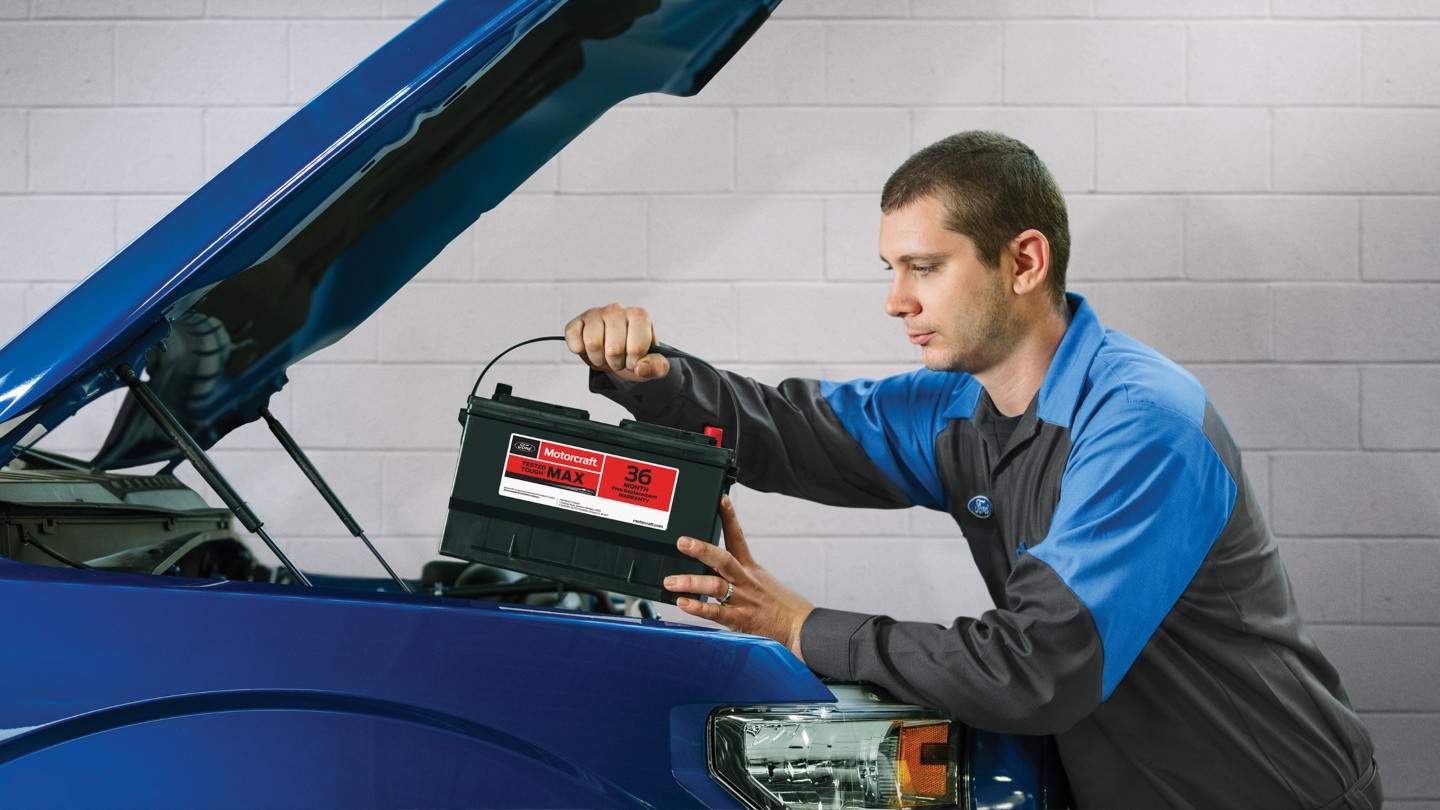 ford insure eu 20_FRD_XBD_42300_Dealership_Techs_Working_Day_02_0066 16x9 2160x1215 FC